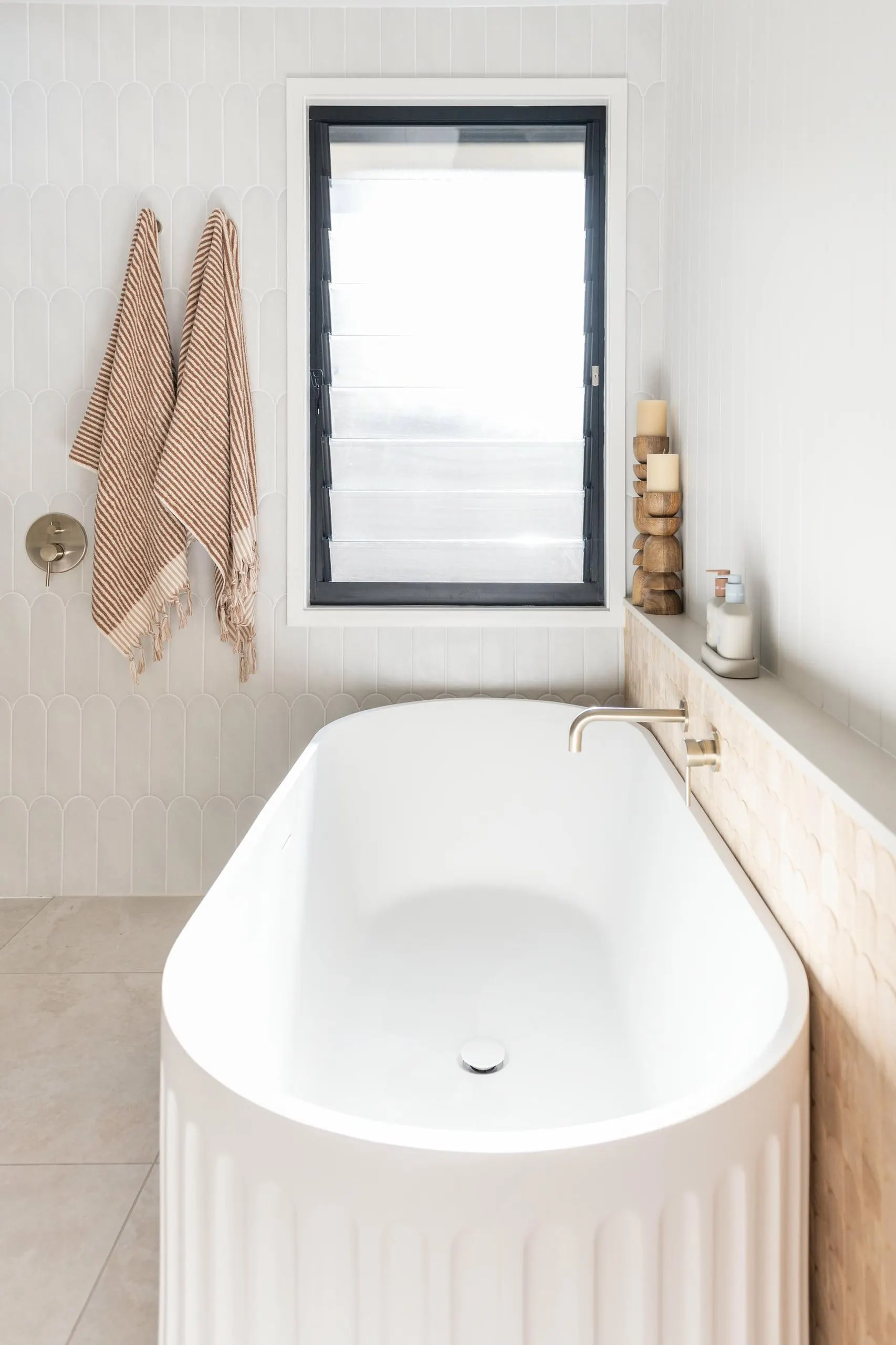 Bathroom bathtub in the Barradise project, the Central Coast, by Clove Interiors