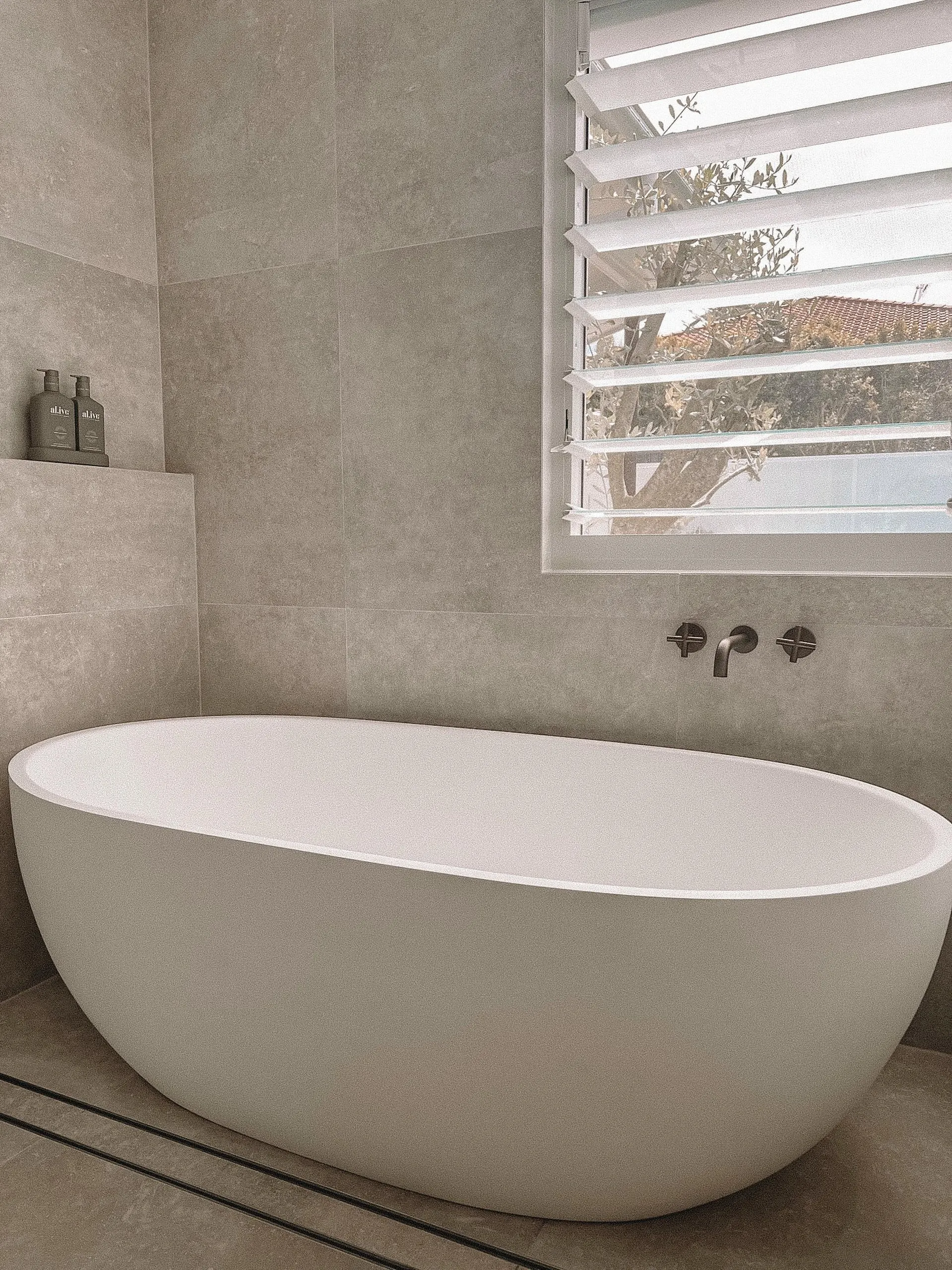 Bathroom tub in the Havenridge project, the Central Coast, by Clove Interiors