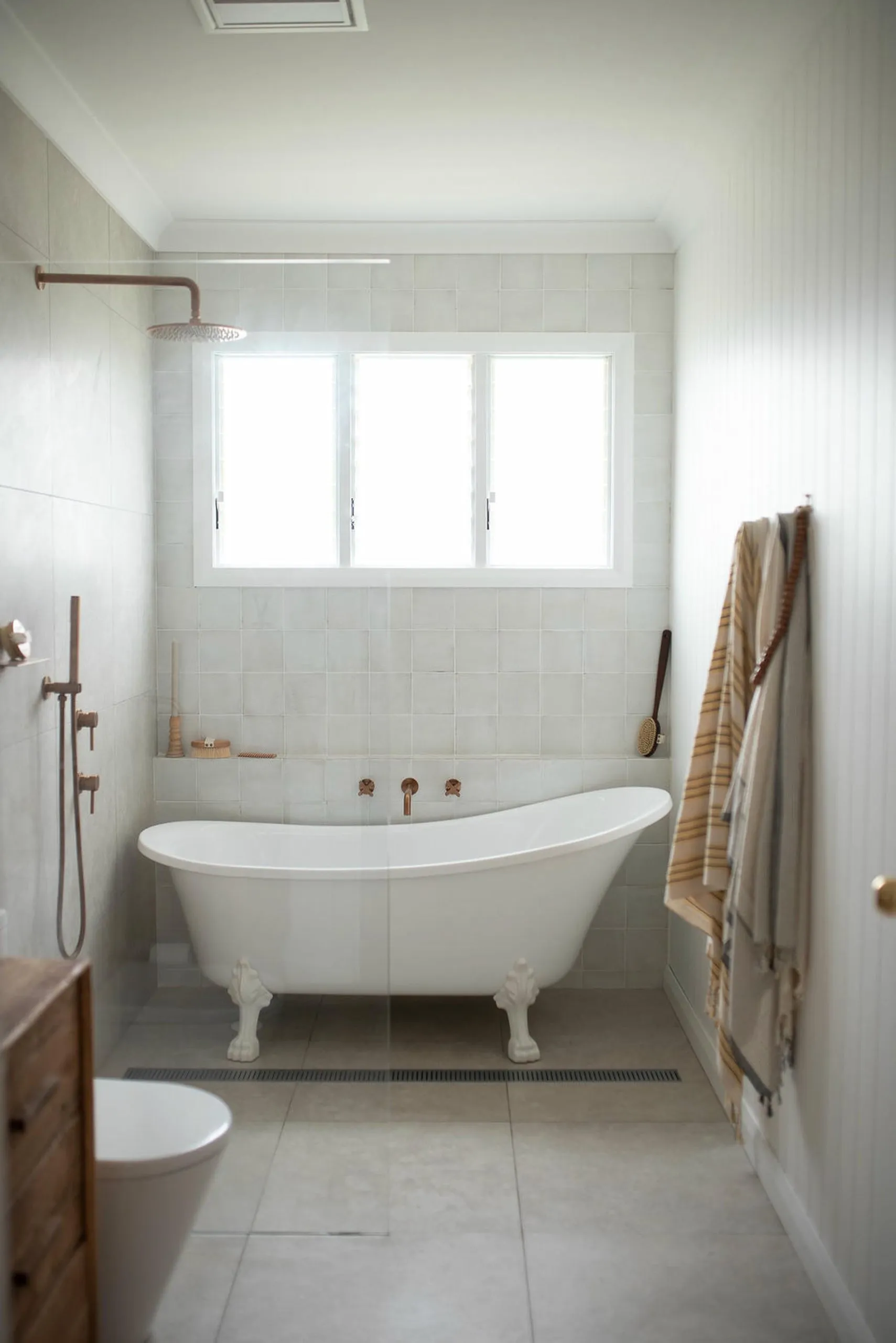 Bathroom tub in the Sonnydale project, the Central Coast, by Clove Interiors