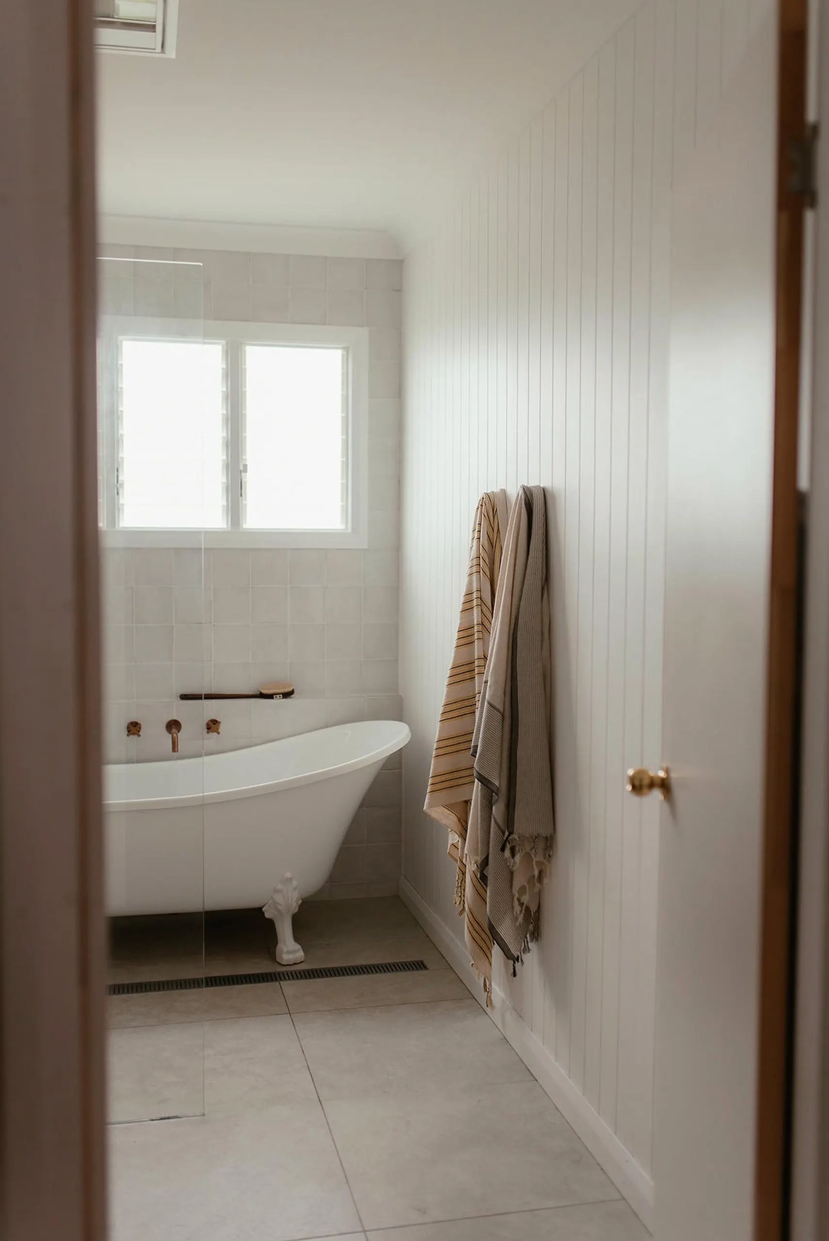 Bathroom tub in the Sonnydale project, the Central Coast, by Clove Interiors