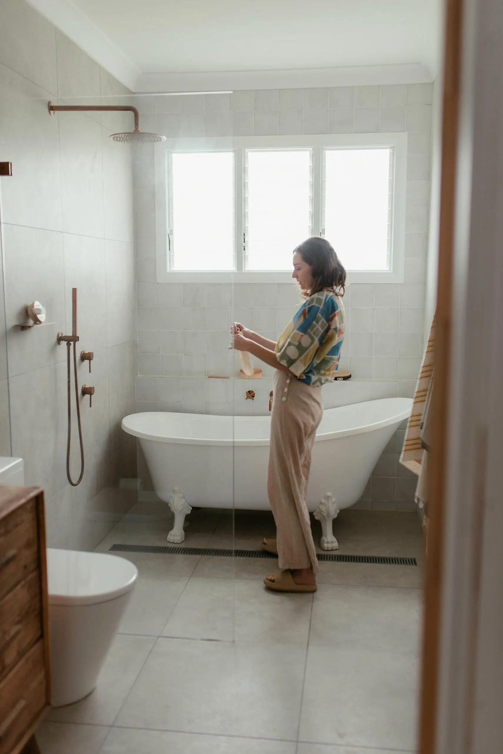Bathroom tub in the Sonnydale project, the Central Coast, by Clove Interiors